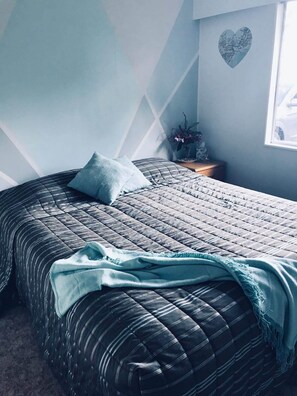 3 bedrooms, WiFi - Fully fenced family and pet friendly iconic kiwi bach awaits (Foxton Beach)