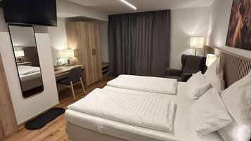 Comfort Double Room | Desk, soundproofing, free WiFi, bed sheets