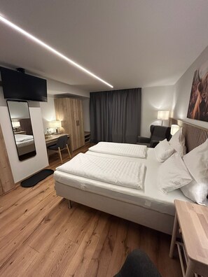 مكتب وتجهيزات عازلة للصوت وواي فاي مجانًا وملاءات أسرّة