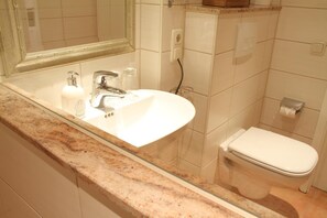 Basic Double Room | Bathroom - Landhotel Ewerts (Insul)