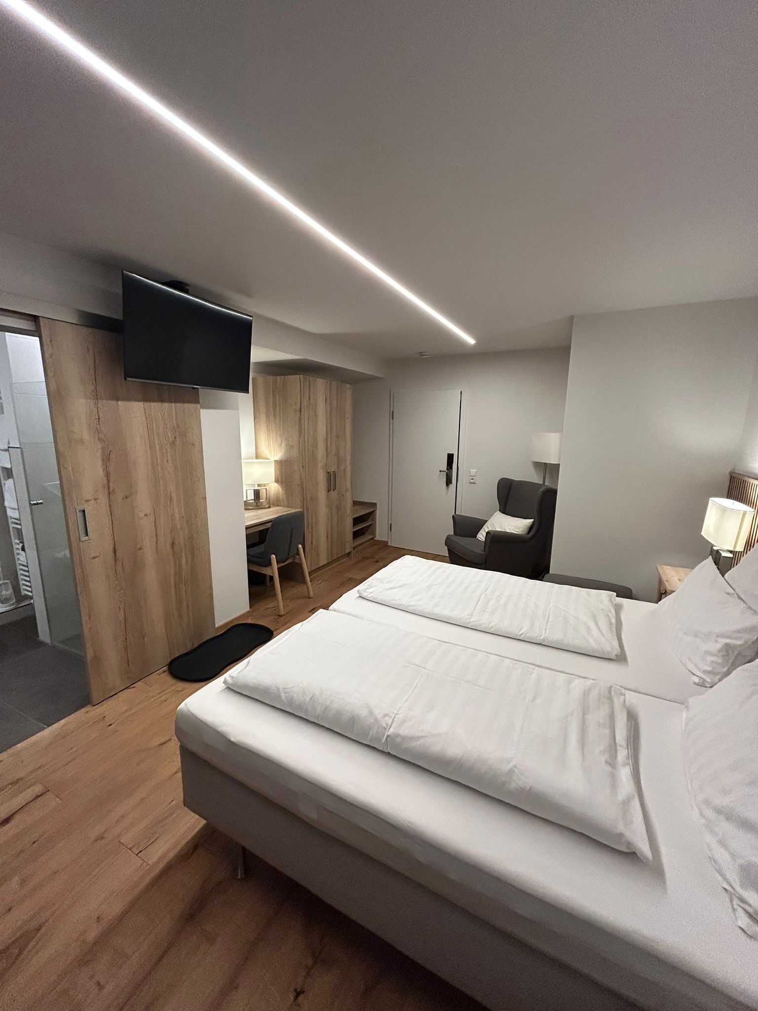Comfort Double Room | Meja, langsir/tirai gelap terus, Wi-fi percuma, cadar katil 