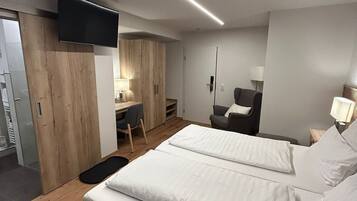 Comfort Double Room | Meja, langsir/tirai gelap terus, Wi-fi percuma, cadar katil