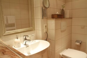 Basic Double Room | Bathroom - Landhotel Ewerts (Insul)
