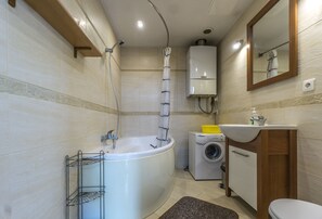 Apartment | Bathroom | Combined shower/bathtub, hair dryer, towels - Old Town Residence at Wolnica 9 (Kraków)