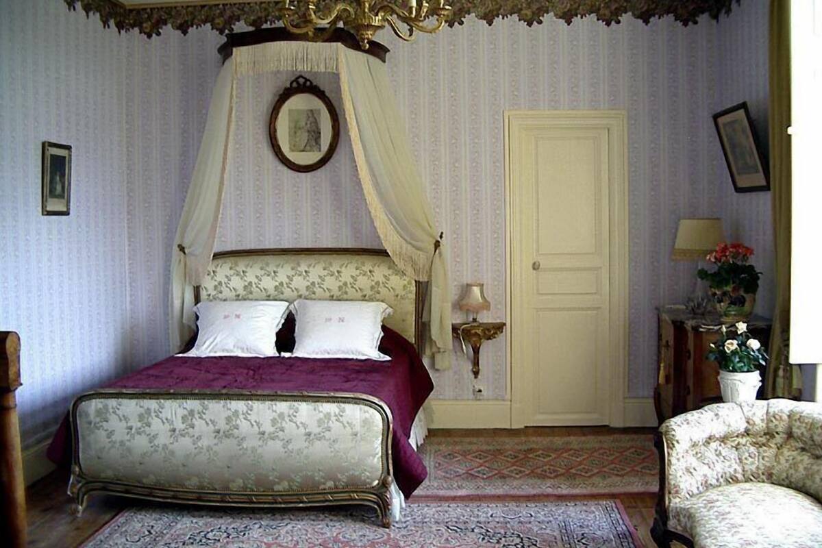 Triple Room (du Catalpa) | Egyptian cotton sheets, premium bedding, blackout drapes, WiFi (free)