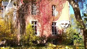 Unclassified image, 3 of 52, button - CHATEAU DE LA VERNEDE (Saint-Rémy-de-Chargnat)