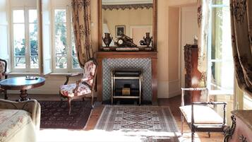 Suite (des Tilleuls) | Egyptian cotton sheets, premium bedding, blackout curtains, free WiFi