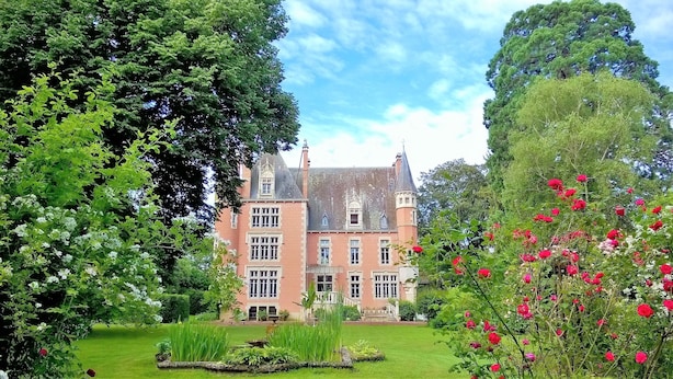Unclassified image, 1 of 52, button - CHATEAU DE LA VERNEDE (Saint-Rémy-de-Chargnat)