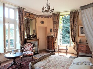 Suite (des Tilleuls) | Egyptian cotton sheets, premium bedding, blackout curtains, free WiFi - CHATEAU DE LA VERNEDE (Saint-Rémy-de-Chargnat)