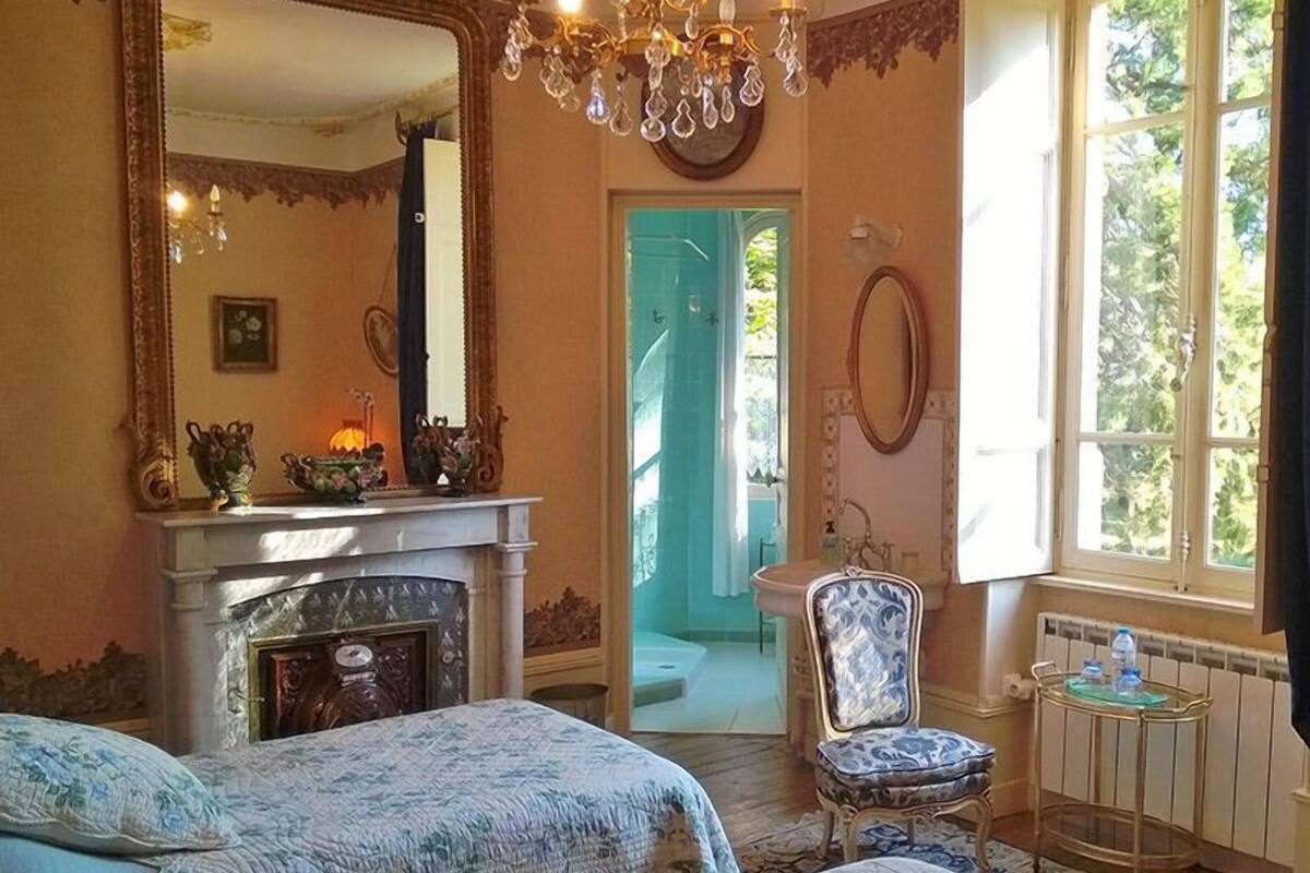 Twin Room (du Séquoia) | Egyptian cotton sheets, premium bedding, blackout drapes, WiFi (free)