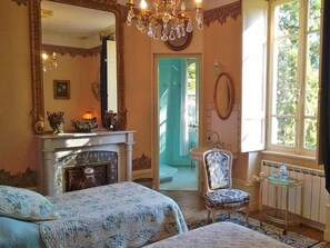 Twin Room (du Séquoia) | Egyptian cotton sheets, premium bedding, blackout drapes, free WiFi - CHATEAU DE LA VERNEDE (Saint-Rémy-de-Chargnat)