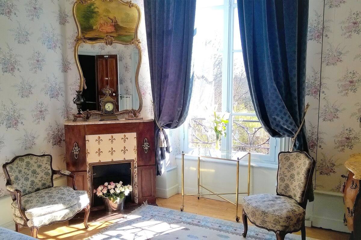 Double Room (du Moulin) | Egyptian cotton sheets, premium bedding, blackout drapes, WiFi (free)