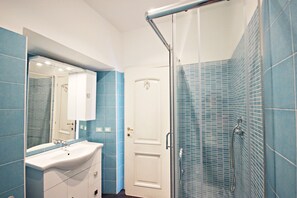 Douche, baignoire à jets, sèche-cheveux, bidet