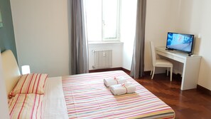 3 makuuhuonetta, tallelokero huoneessa, silitysrauta/-lauta