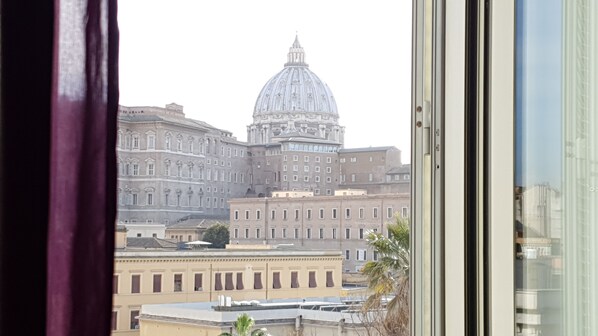 A view of a large building with a prominent dome, likely a government or historical building, seen through a window with a curtain. - S. PETER - BIG APARTMENT IN FRONT OF DOME WITH VIEW (Roma)