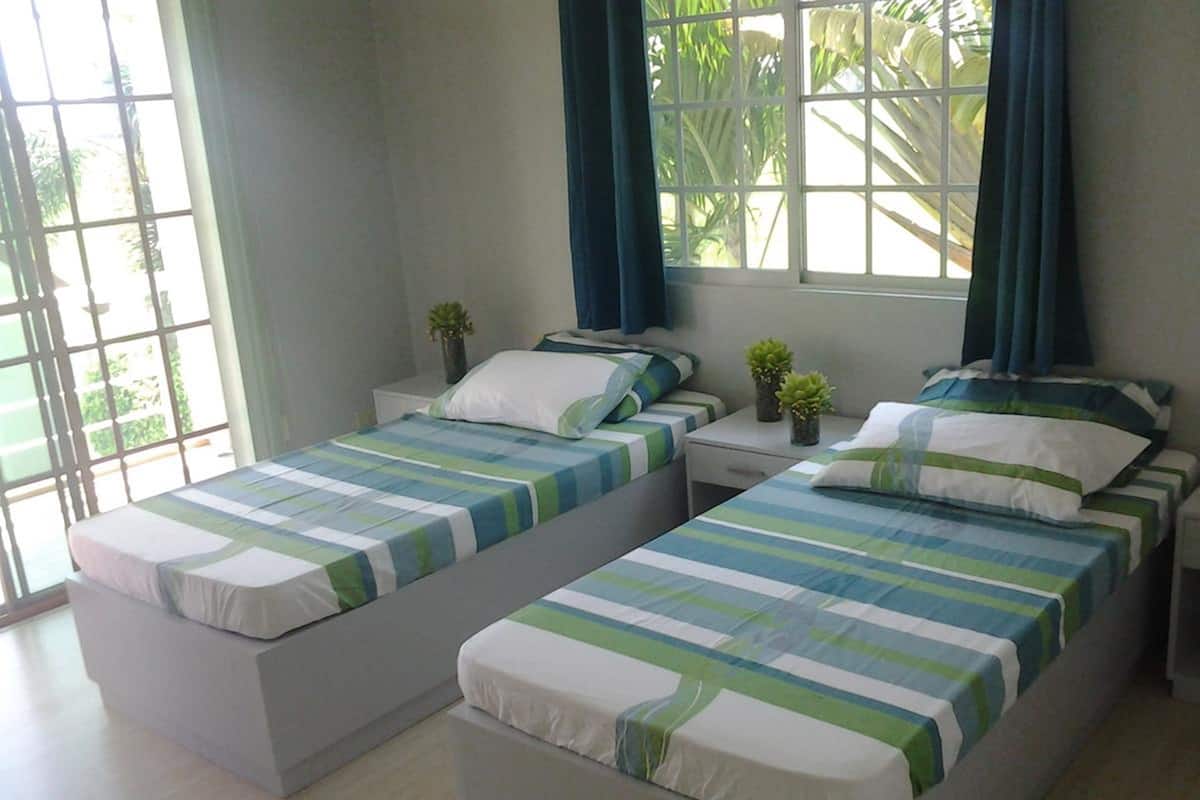 Habitación doble, balcón | Escritorio, cortinas blackout y tabla de planchar con plancha 