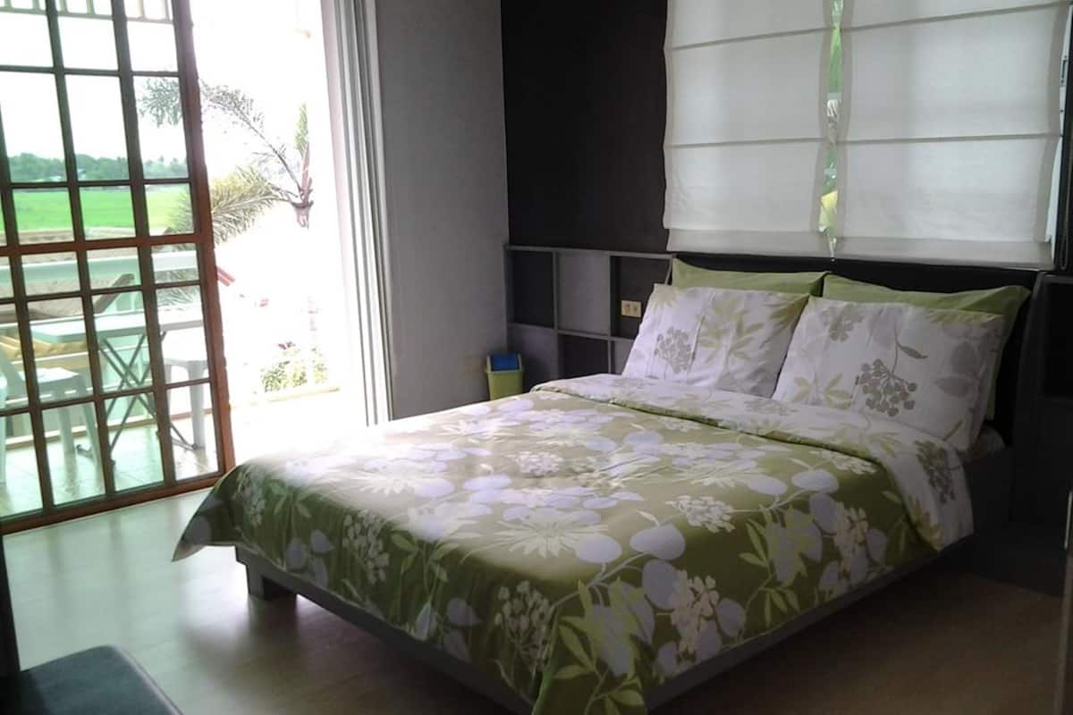 Deluxe kamer, balkon | Een bureau, verduisterende gordijnen, een strijkplank/strijkijzer