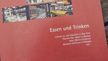 Un folleto con el título 'Essen und Trinken' y que menciona varios lugares como Nueva York, Moscú y Potsdam.