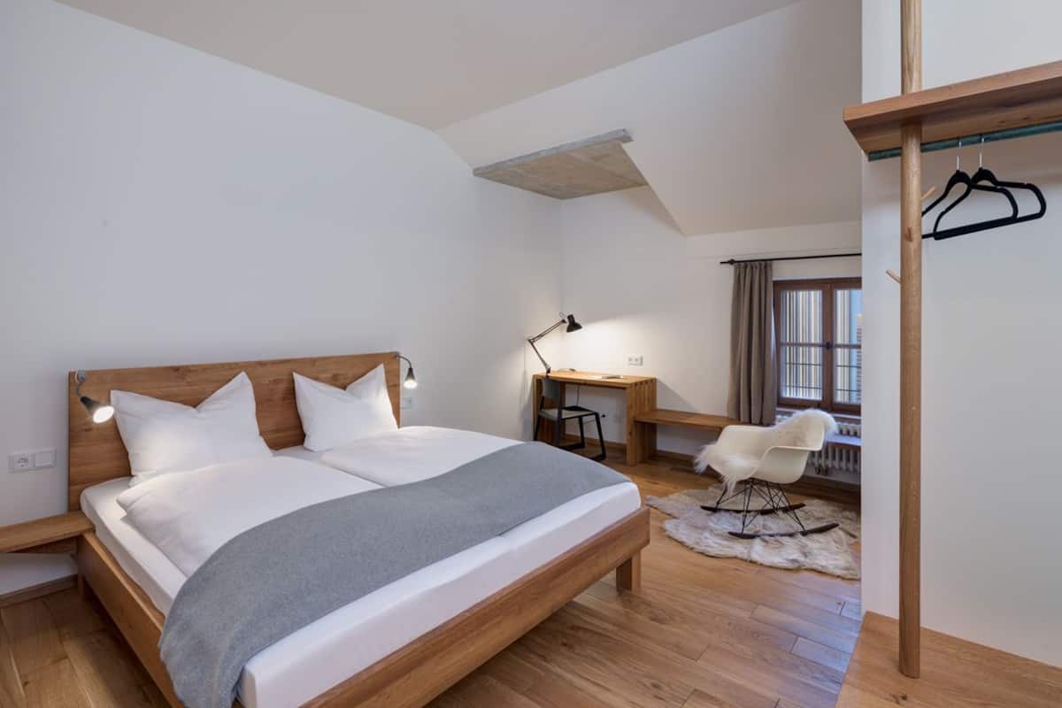 Ropa de cama hipoalergénica y escritorio 