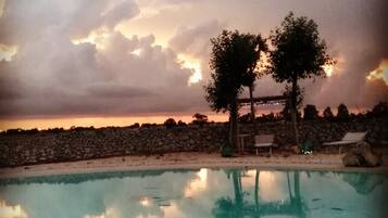 Piscina stagionale all'aperto, ombrelloni da piscina, lettini
