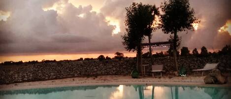 Außenpool (je nach Saison geöffnet), Sonnenschirme, Liegestühle