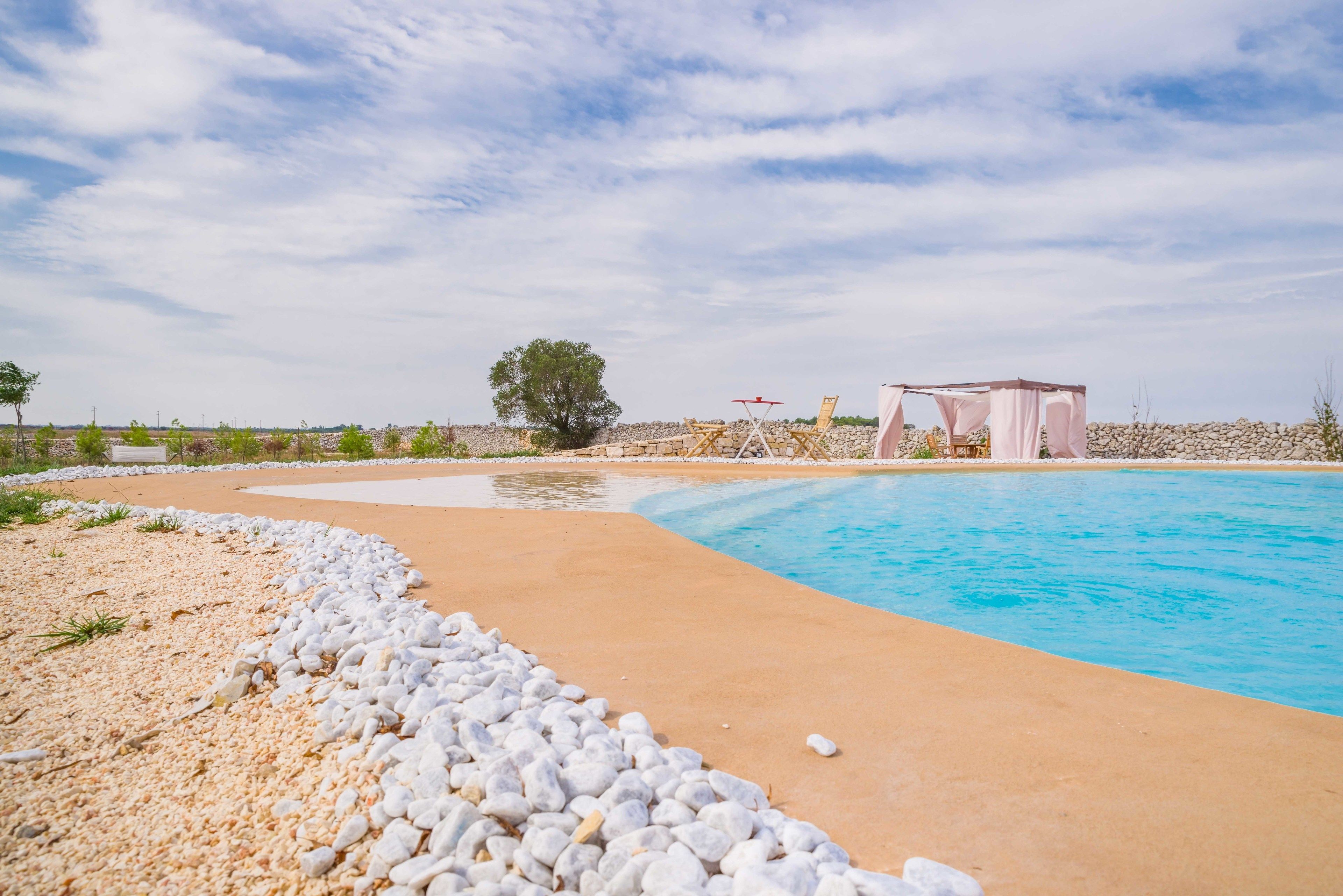 Piscina externa sazonal, guarda-sóis, espreguiçadeiras