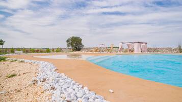 Piscina externa sazonal, guarda-sóis, espreguiçadeiras