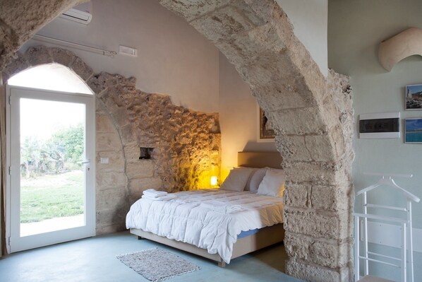 Executive-Villa, 6 Schlafzimmer, eigener Pool, Gartenblick | Bettwäsche aus ägyptischer Baumwolle, hochwertige Bettwaren