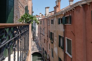 Junior Suite | Balcony view - La Finestra sulle Beccarie (Venice)