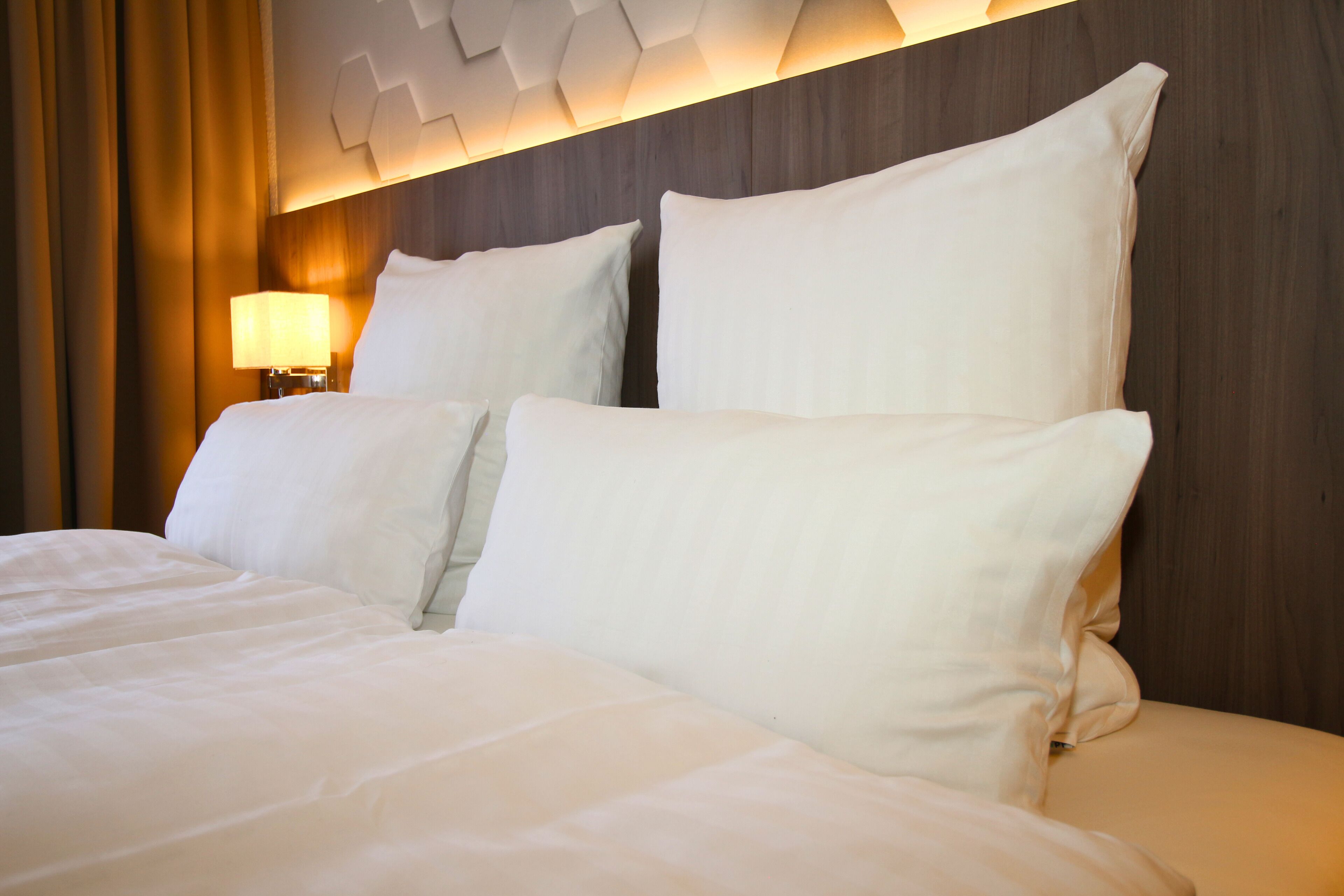 Escritorio, wifi gratis y ropa de cama 