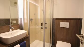 Dusche, Haartrockner, Handtücher, Seife