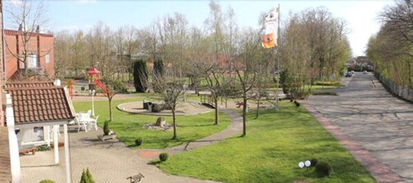 A park with a gazebo, benches, and a playground. - Hotel Graf Balduin (Esterwegen)