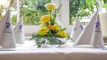 Tägliches Frühstücksbuffet (11 EUR pro Person)