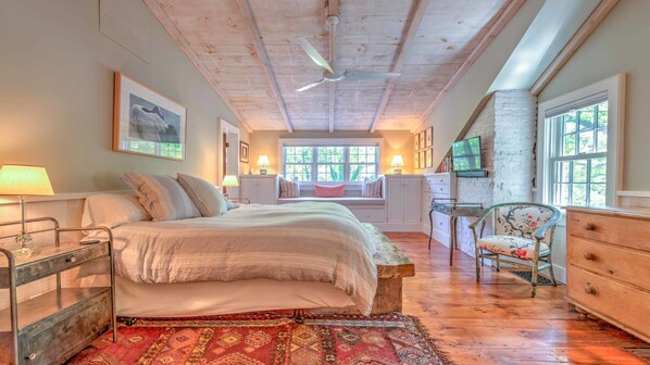3 bedrooms, iron/ironing board, internet, bed sheets