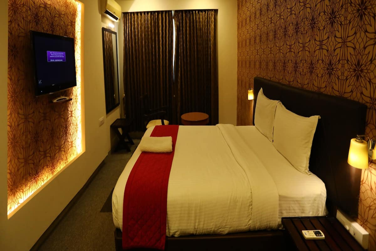 1 bedroom, premium bedding, desk