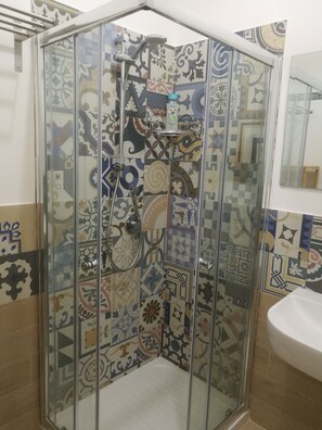 Chambre avec lits jumeaux | Salle de bain | Douche, bidet, serviettes fournies