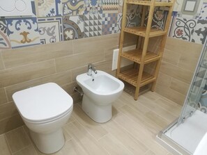 Shower, bidet, towels - B&B Laura e Chiara (Trapani)