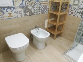 Doccia, bidet, asciugamani