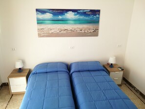 Minibar, desk, blackout curtains, soundproofing - B&B Laura e Chiara (Trapani)
