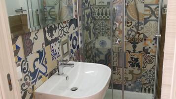 Tweepersoonskamer | Badkamer | Een douche, een bidet, handdoeken