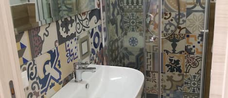 Chambre Double | Salle de bain | Douche, bidet, serviettes fournies