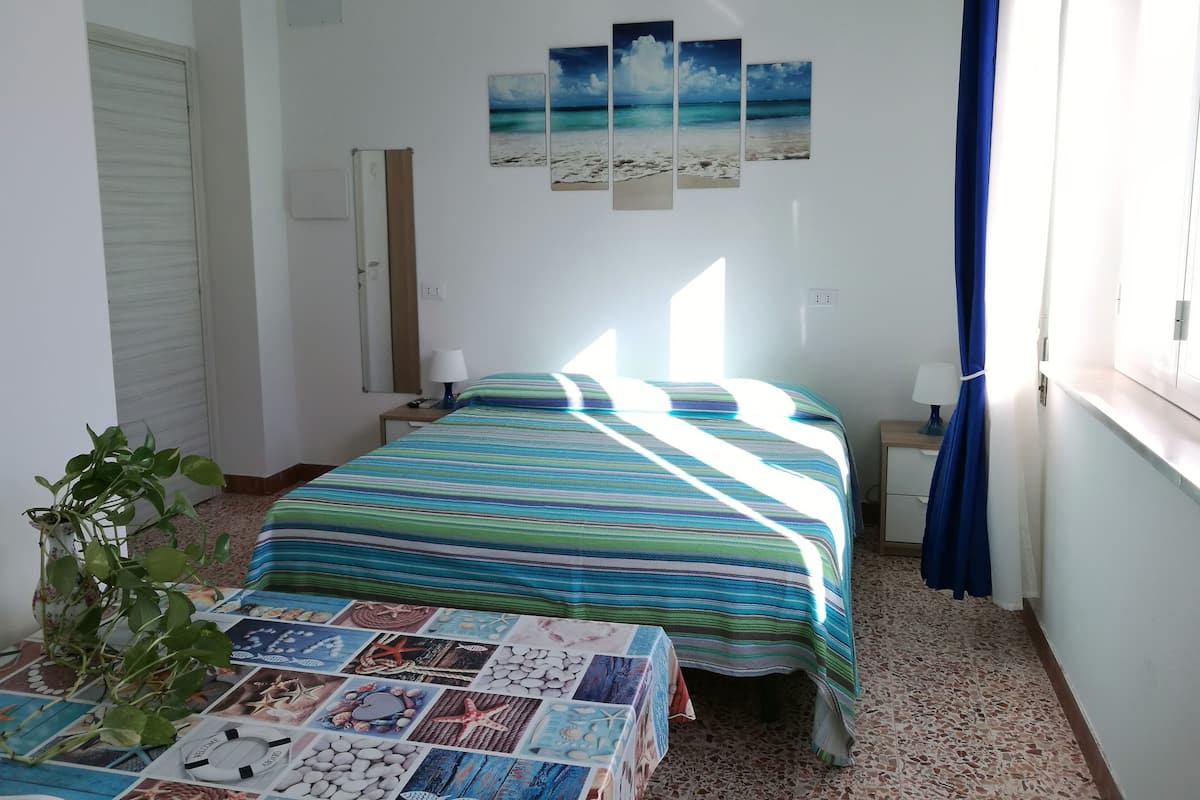 Double Room | Minibar, desk, blackout drapes, soundproofing