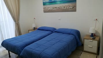 Zweibettzimmer | Minibar, Schreibtisch, VerdunkelungsvorhÀnge, schallisolierte Zimmer