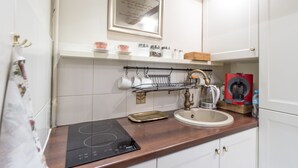 Studio Suite | Private kitchen | Espresso maker, coffee/tea maker, fridge, microwave - Apartament Scarlet (Kraków)