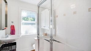 Badewanne, Haartrockner, Handtücher