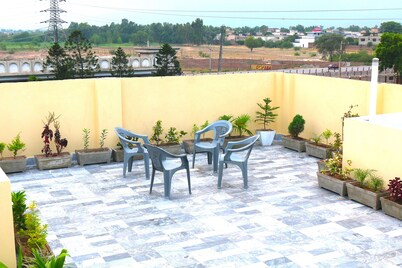 Este apartamento cuenta con 2 habitaciones, 2 baños privados y cocina.