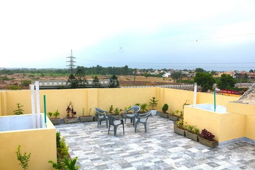 Cet appartement comprend 2 chambres, 2 salles de bains privatives et une cuisine.