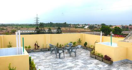 Cet appartement comprend 2 chambres, 2 salles de bains privatives et une cuisine.