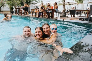 Una piscina al aire libre, sombrillas
