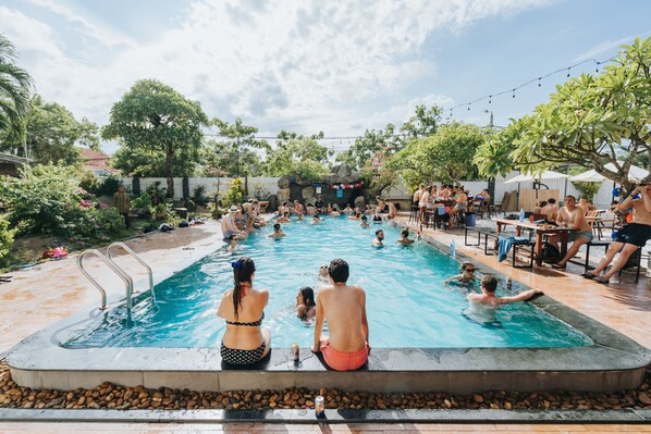 Una piscina al aire libre, sombrillas